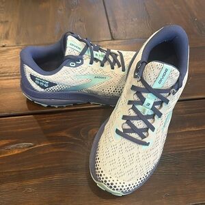 Like New Books Divide 3 Size 7.5